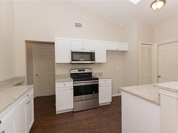 5th image of 22 Saint Kitts Cir