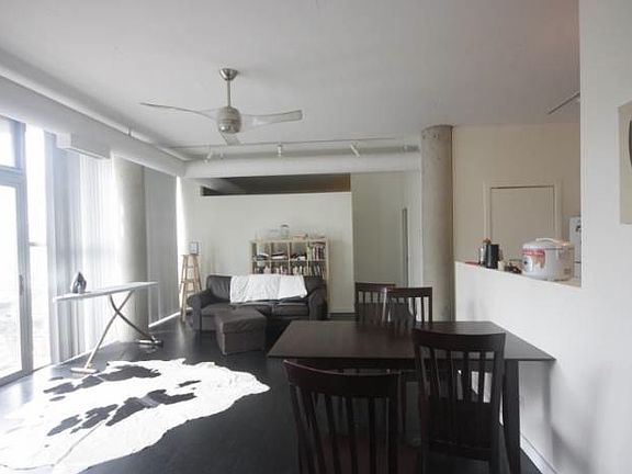 3rd image of 939 W Huron St Unit 204
