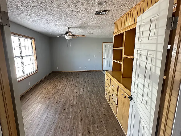223 E Kerby Ave — Photo 9