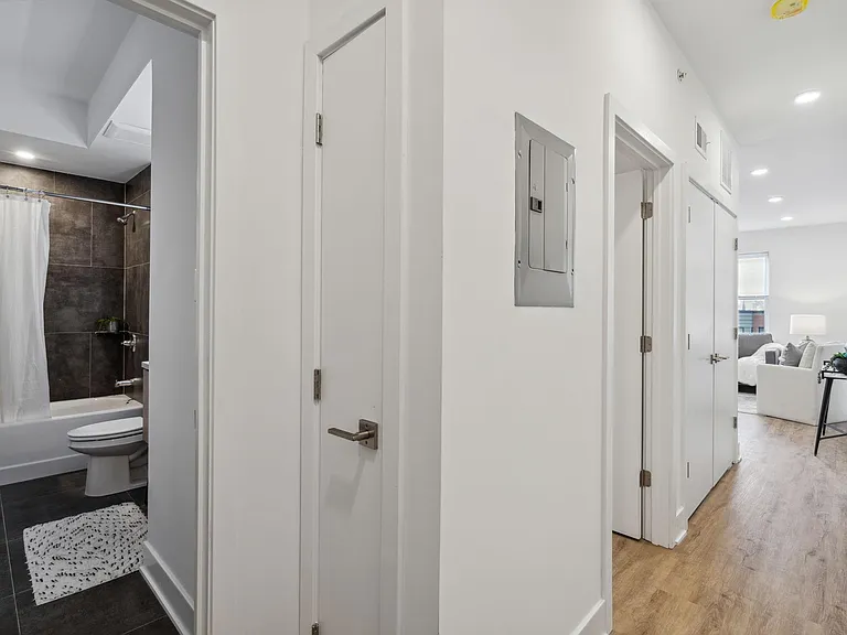 1201 W Girard Ave — Photo 31