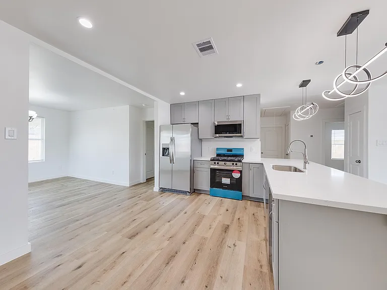3635 Ward St — Photo 10