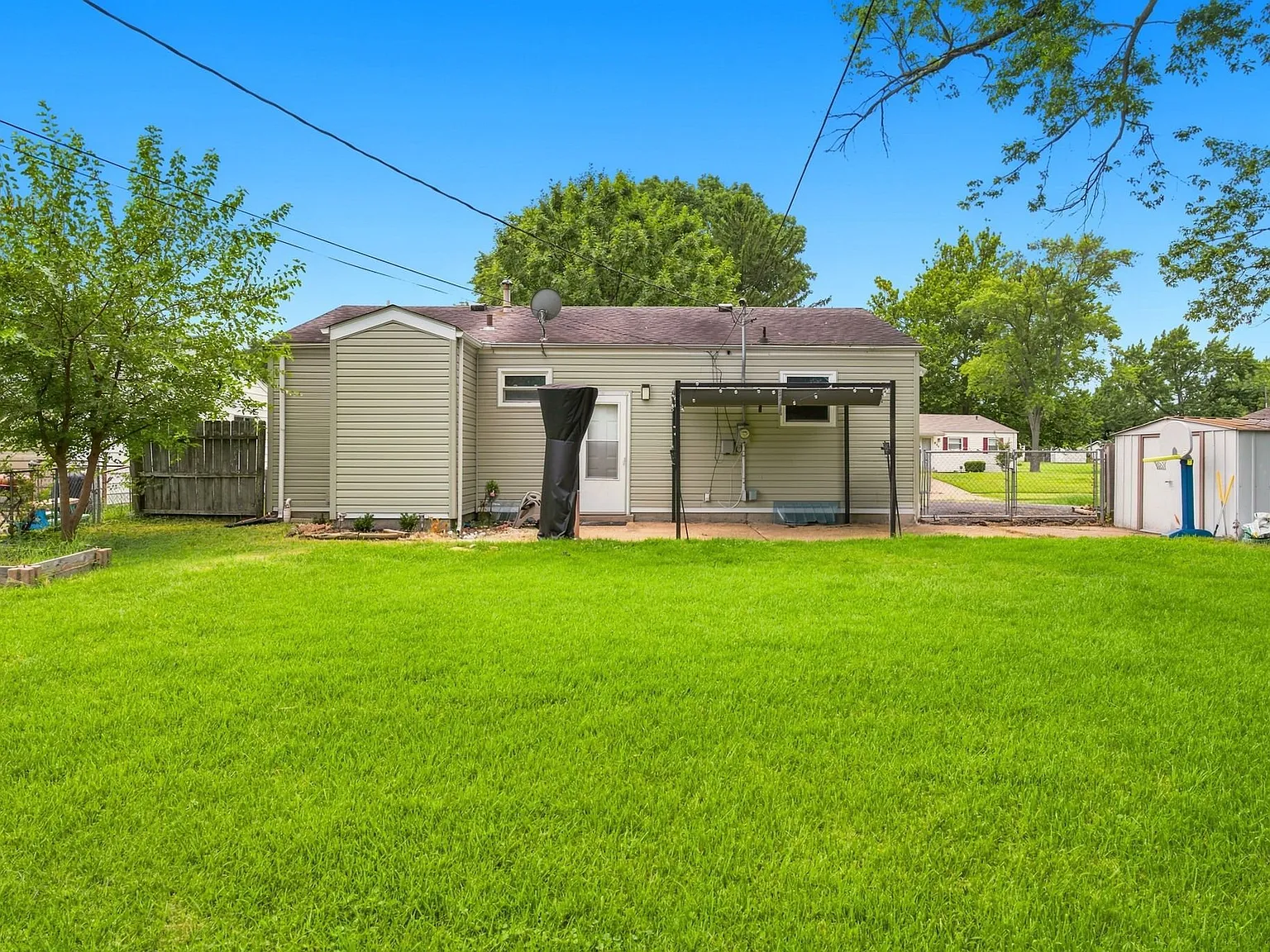 Charming 3 Bed, 1.5 Bath Home in Florissant, MO — Photo 4