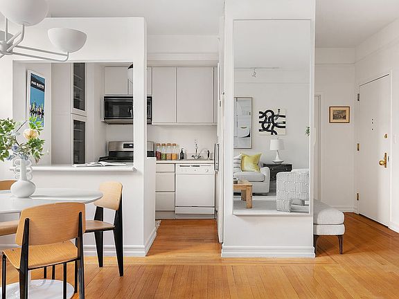 3rd image of 7 Gramercy Park W #4A
