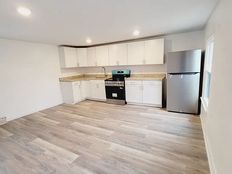 1114 Bedford Ave — Photo 9