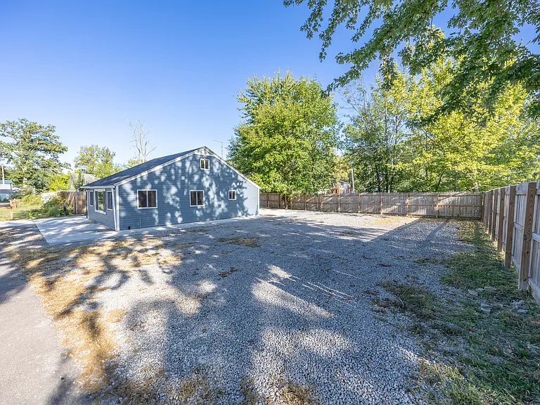 225 Bentz Ave — Photo 9