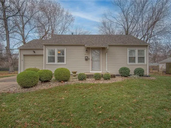 8207 Woodward St, Overland Park, KS 66204