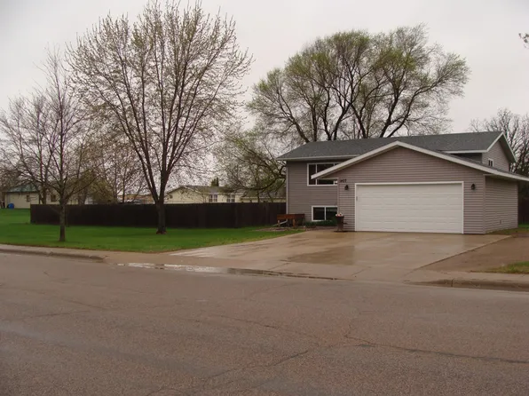 1407 4th St NE, Staples, MN 56479