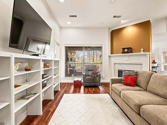 3rd image of 118 Nemours Ct