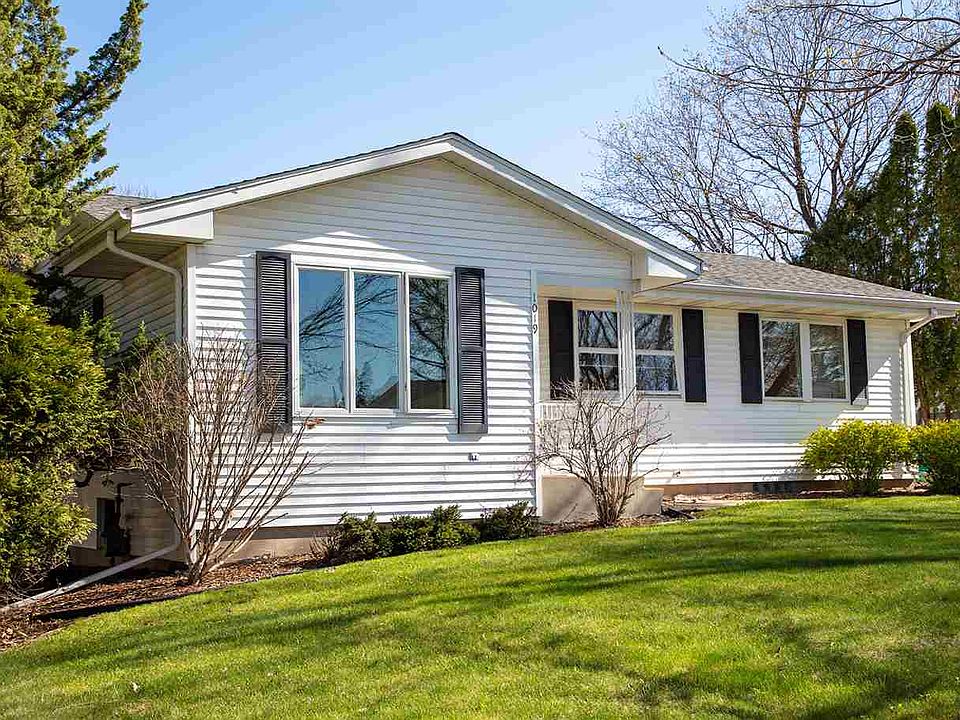 2nd image of 1019 3rd Ave NE