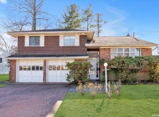 73 Sugar Maple Dr, Roslyn, NY 11576