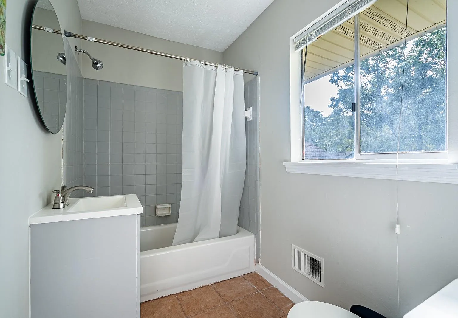 4 bed, 4.0 bath, 1975 sqft, $992 — Photo 4