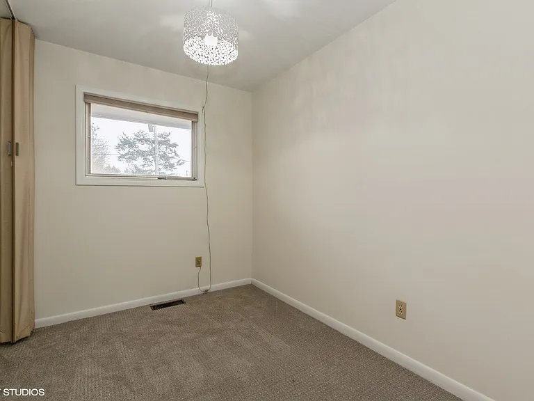 121 Belmont Ct — Photo 12