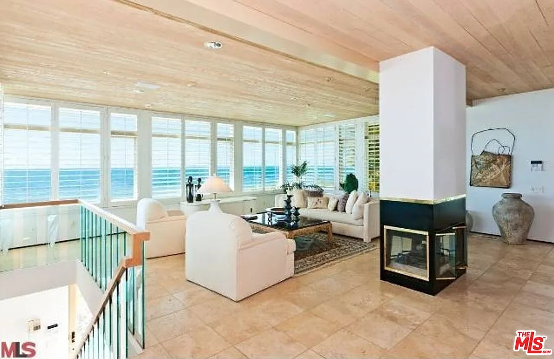 6 bed, 5.0 bath, 3716 sqft, $55,000 — Photo 2