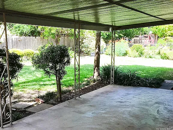 723 Executive Dr — Photo 4