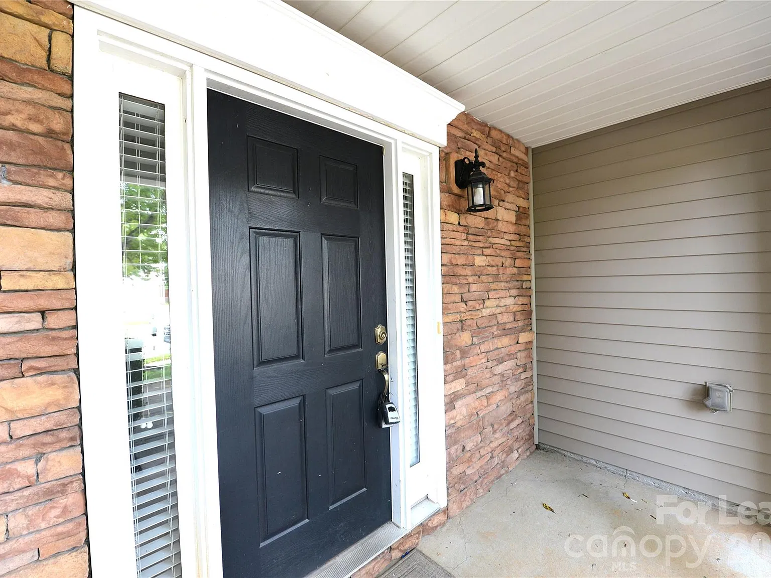 3 bed, 2.5 bath, 1988 sqft, $2,050 — Photo 3