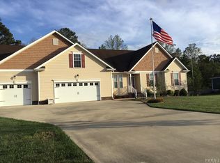 121 Creekside Dr, Moyock, NC 27958