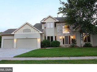1152 Ridge Bluff Dr, Chaska, MN 55318