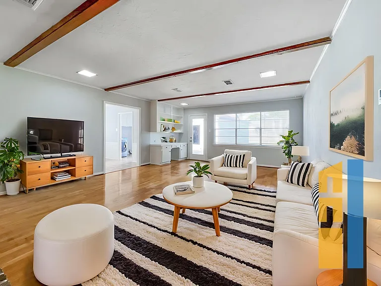 9206 Sharpview Dr — Photo 1