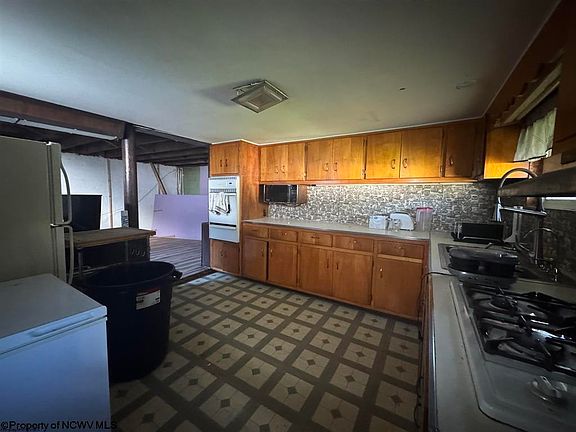 3rd image of 120 Jackson St