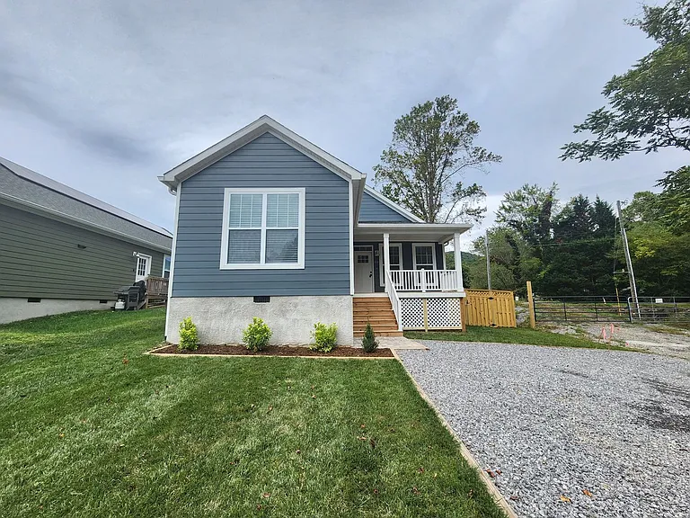 1128 Blueview Dr — Photo 3
