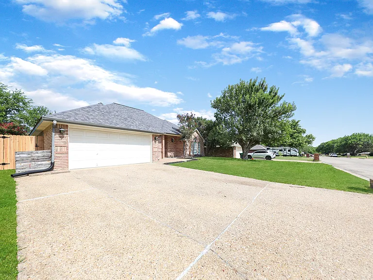 616 Man O War Dr — Photo 1