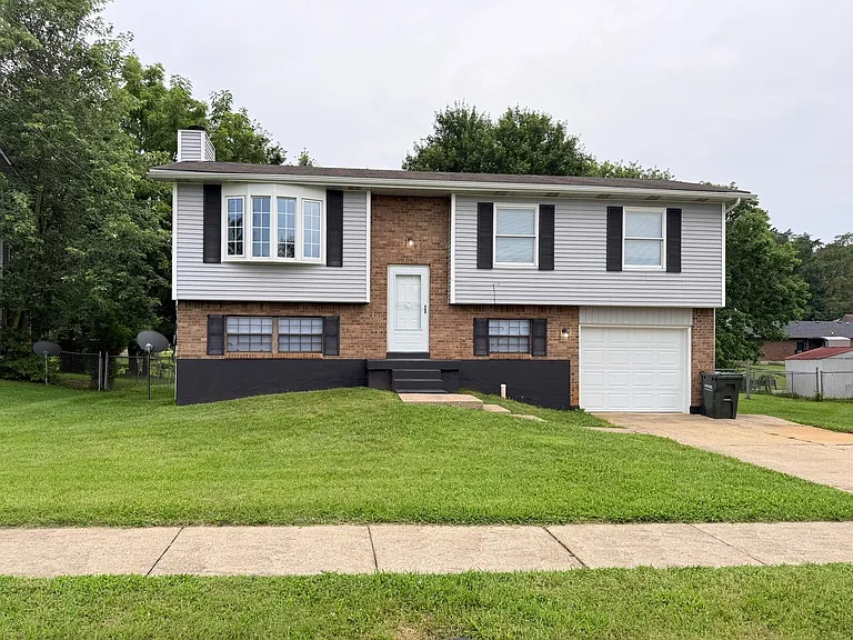 Crestview Dr — Photo 1