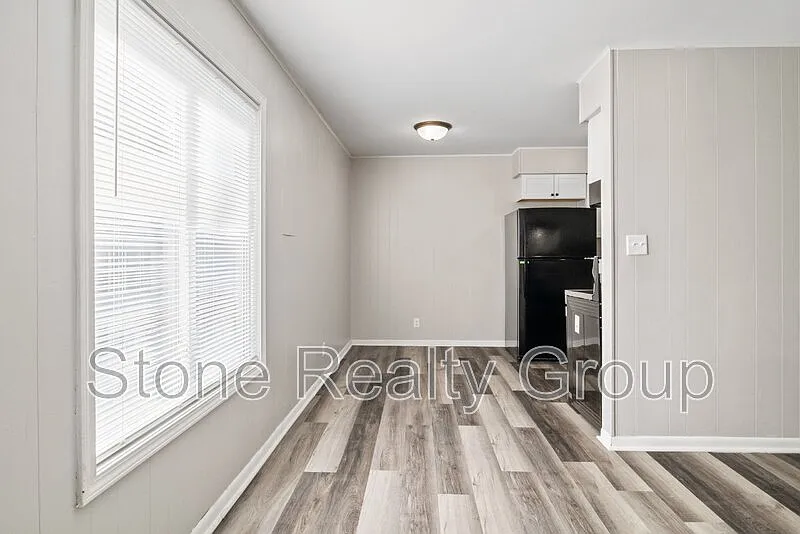 2 bed, 1.0 bath, $750 — Photo 4