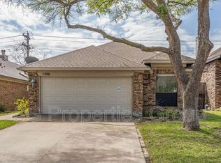 1306 Daffodil Ln, Lewisville, TX 75077