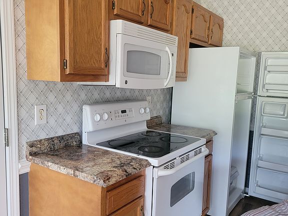 KITCHEN WITH APPLIANCED