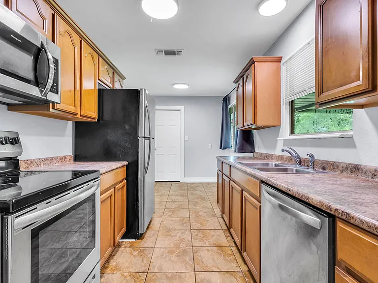 900 Carolina Dr — Photo 3