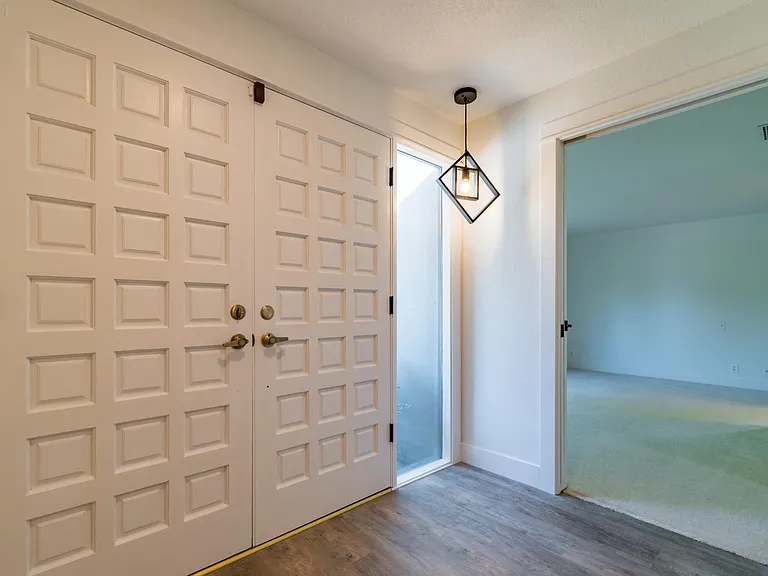 2095 Norwood St — Photo 3