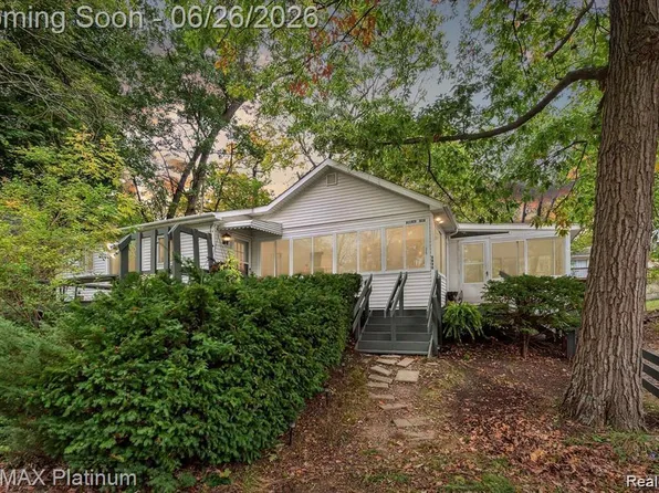 5630 Glen Echo Dr, Howell, MI 48843