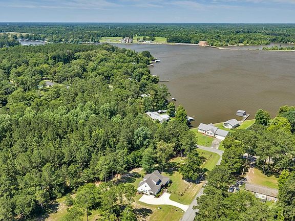 3rd image of 104 Cove Rd