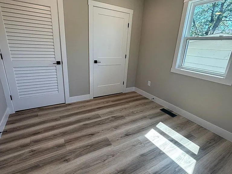 106 E Sycamore St — Photo 20