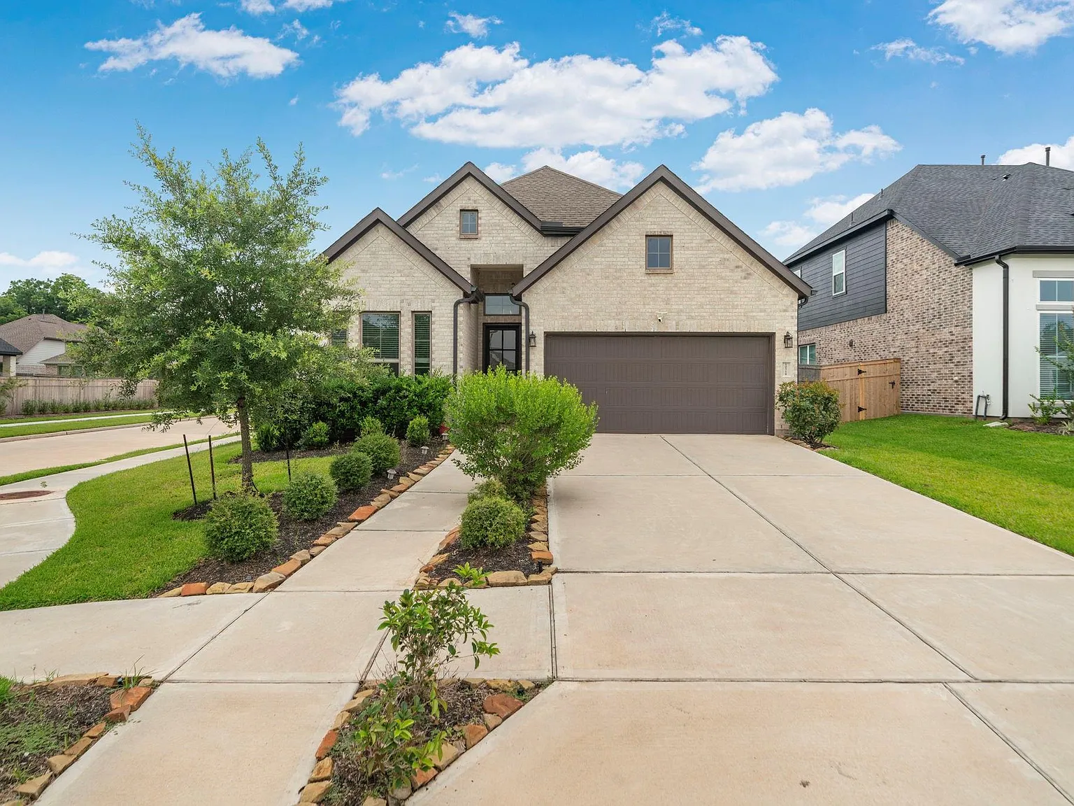 4 bed, 3.0 bath, 2193 sqft, $2,900 — Photo 2