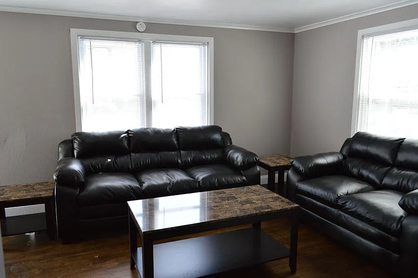 4 bed, 1336 sqft, $2,700 — Photo 2