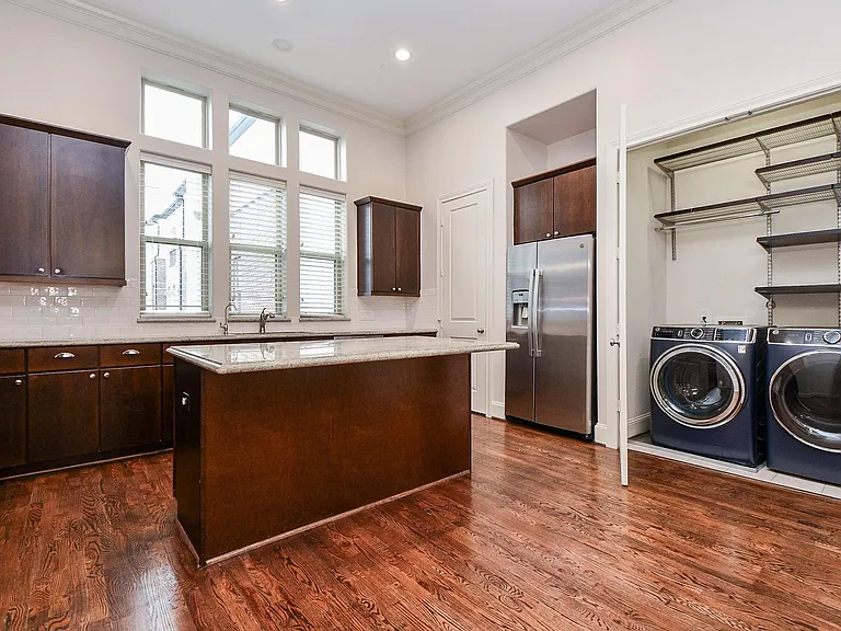 709 Delano St — Photo 17