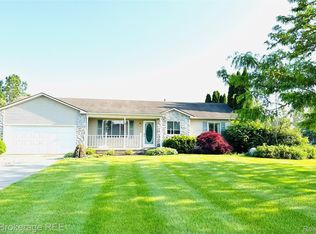 2525 Torrey Grove Ct, Fenton, MI 48430