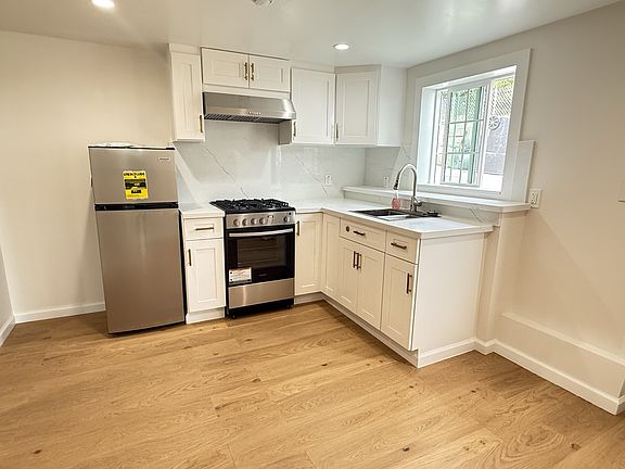 5th image of 705 Spruce Ave
