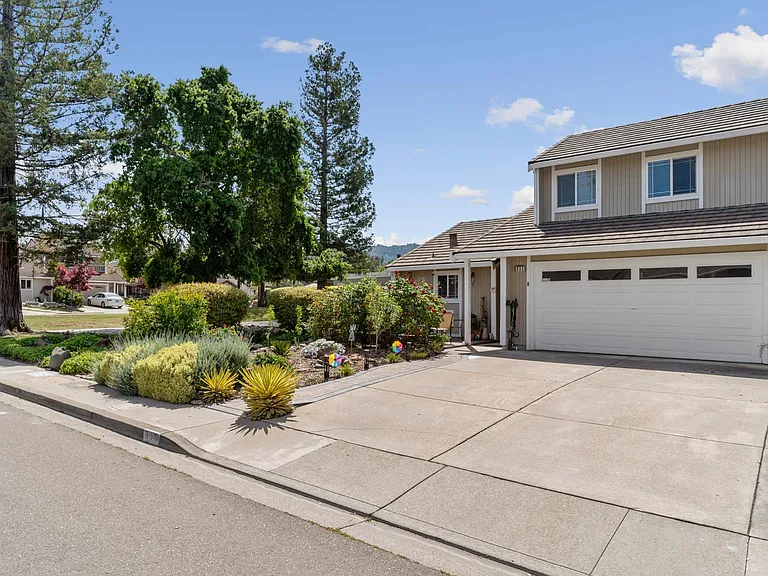 333 Lone Oak Dr — Photo 2