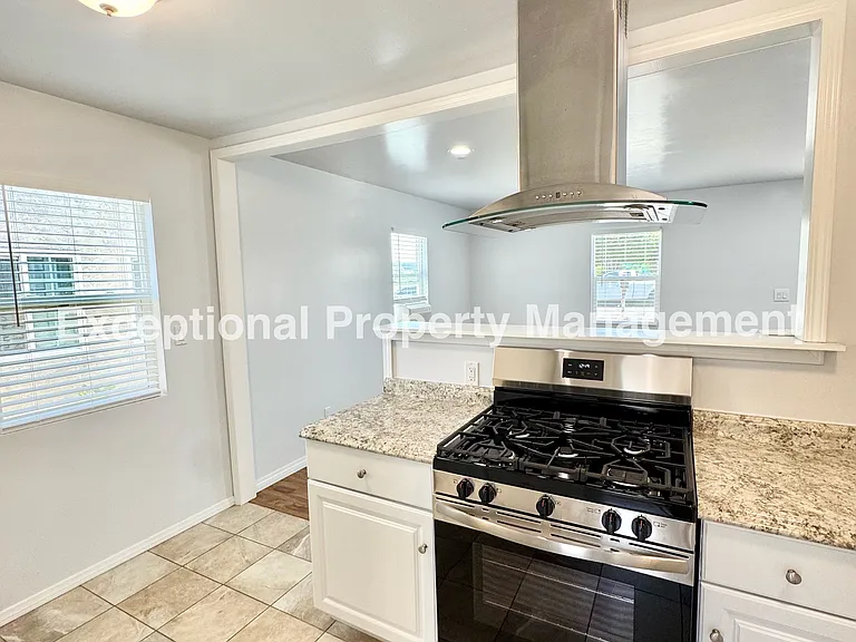 920 Western Ave — Photo 5