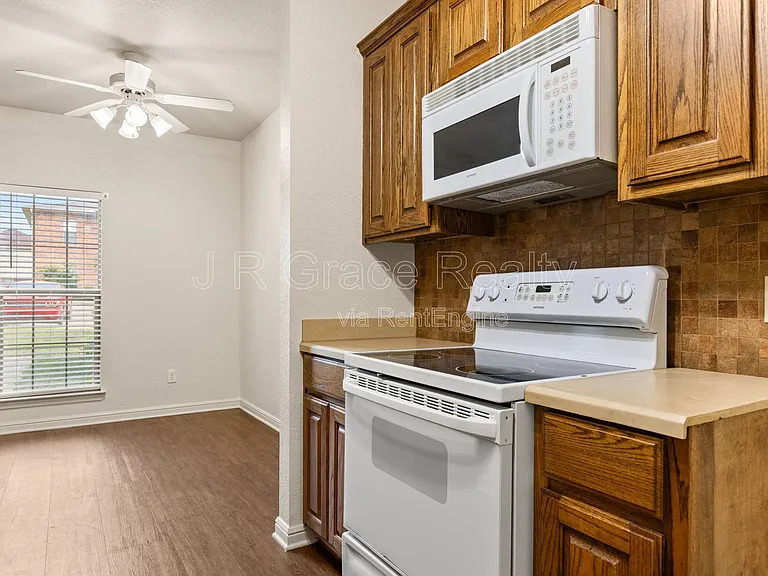 2100 Breezy Dr — Photo 11