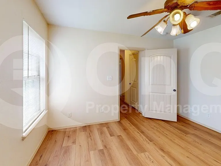 2335 N Elm St #1 — Photo 19