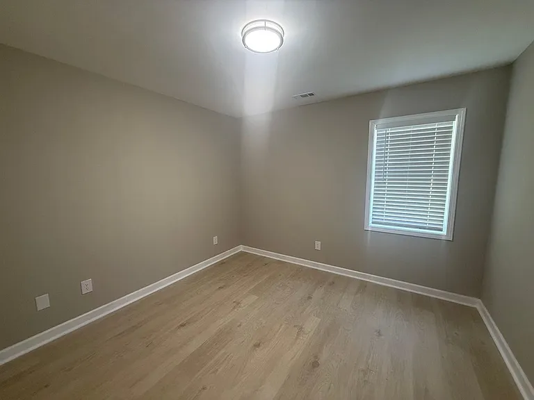 Two bedroom, 1 bath apartment in Burlington — Photo 6