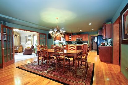 5th image of 390 Doxbury Ln