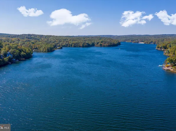 241 S Lakeview Dr, Cross Junction, VA 22625