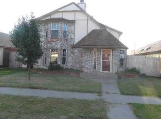 2104 Briarcliff Dr, Moore, OK 73170