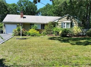 15 Andover Dr, Bohemia, NY 11716