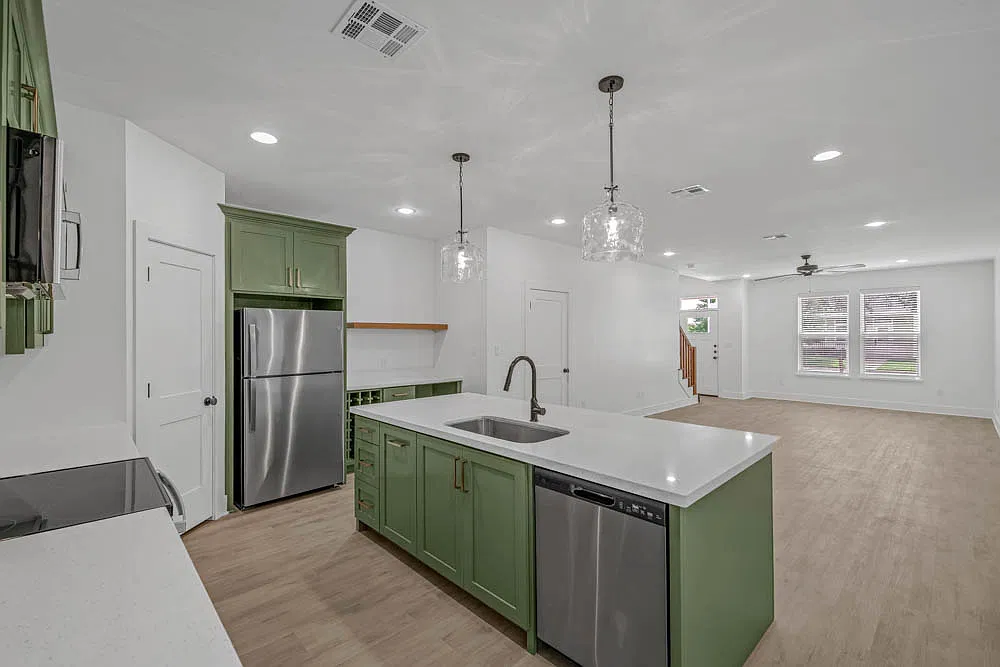 5 bed, 5.5 bath, 2200 sqft, $4,500 — Photo 4