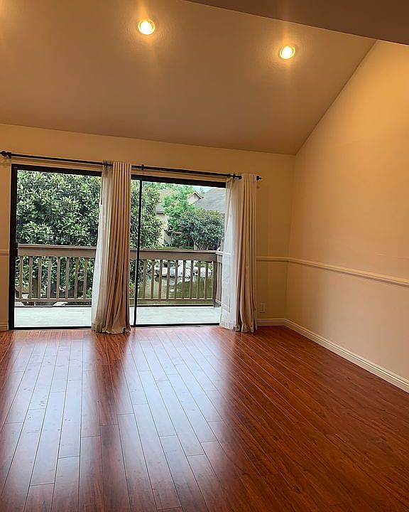 Vaulted ceiling living room 